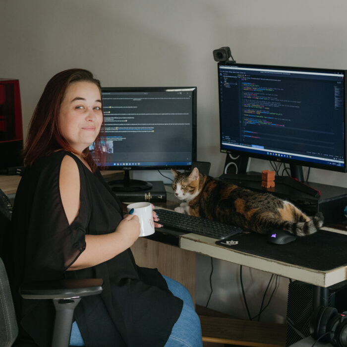 Emma devant son set up avec son chat