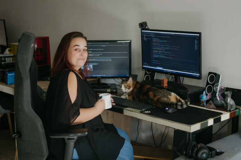 Emma devant son set up avec son chat