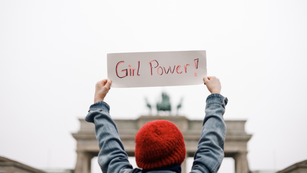 Femme qui brandit une pancarte "Girl Power !"