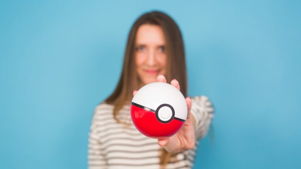 Femme avec une pokeball dans la main